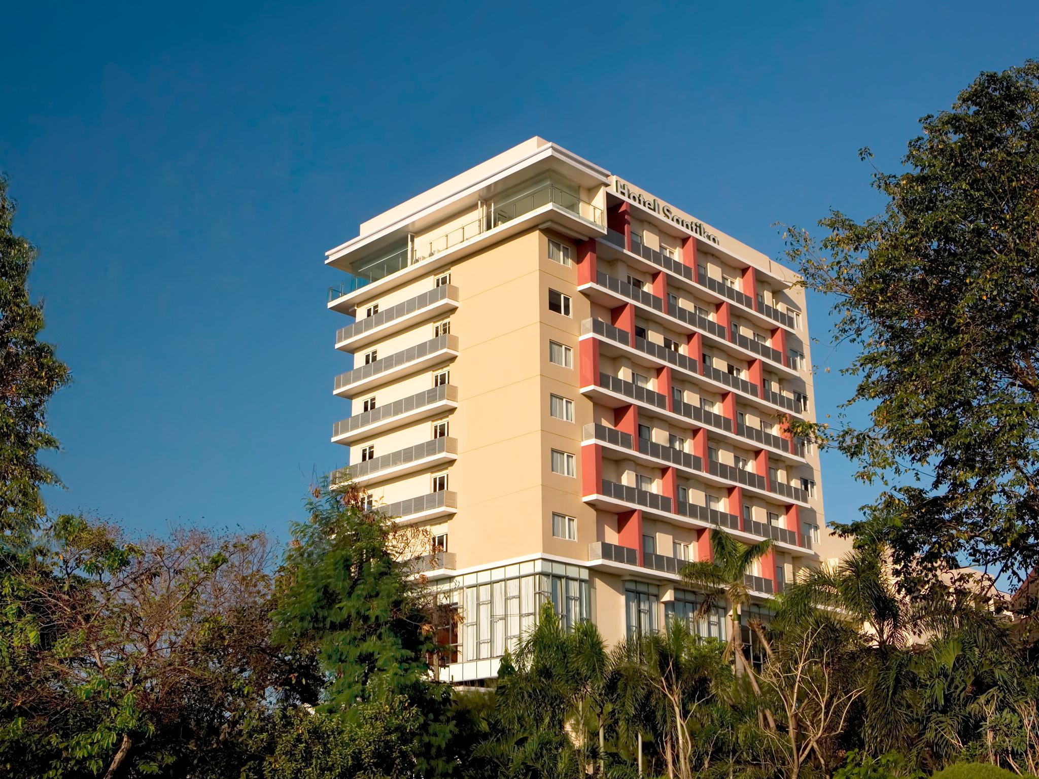 The Capital Hotel Surabaya Ngoại thất bức ảnh