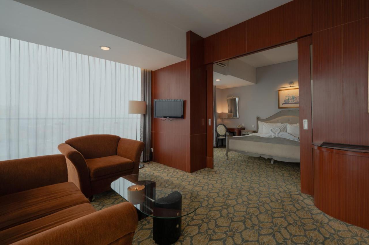 The Capital Hotel Surabaya Ngoại thất bức ảnh