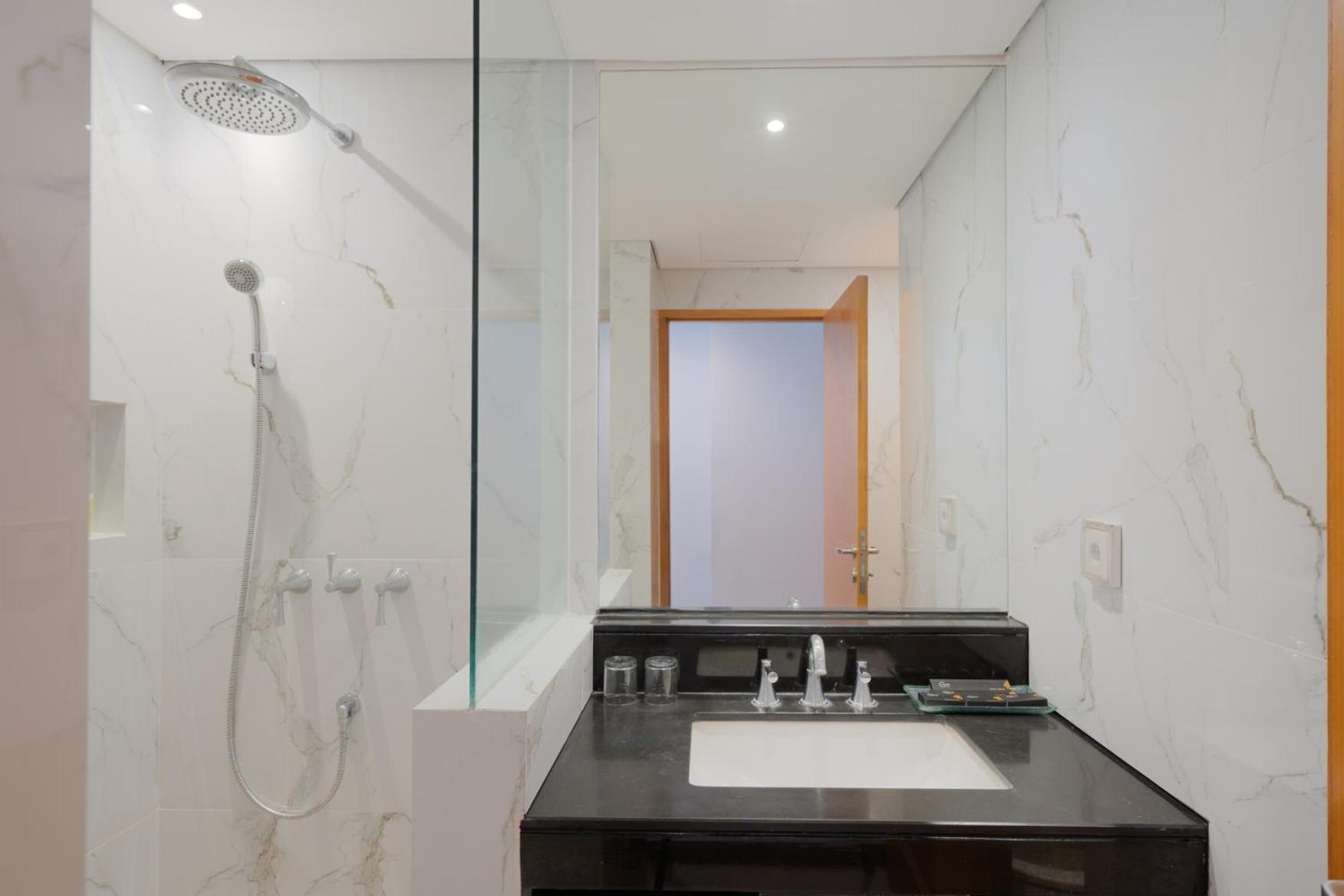 The Capital Hotel Surabaya Ngoại thất bức ảnh