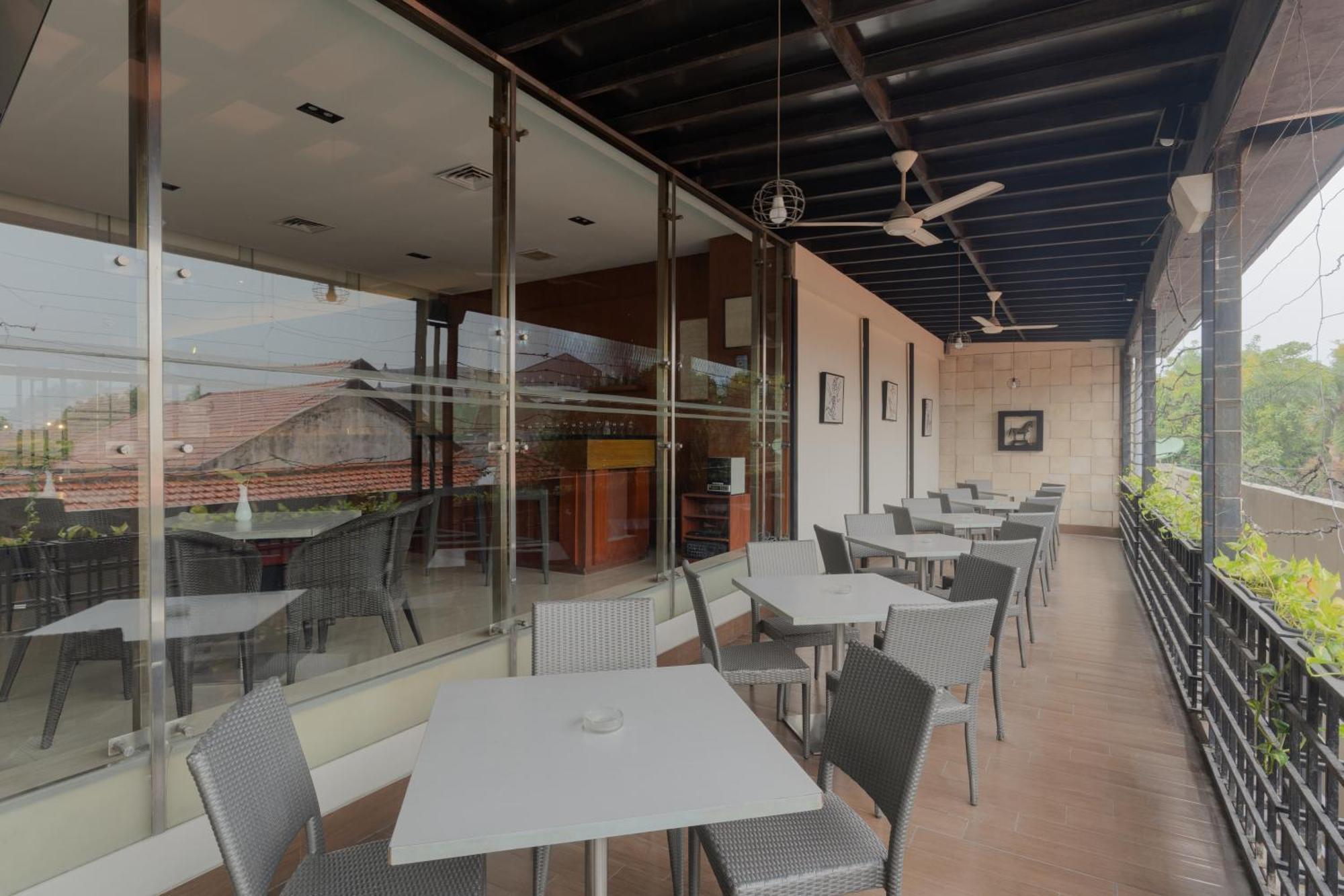 The Capital Hotel Surabaya Ngoại thất bức ảnh