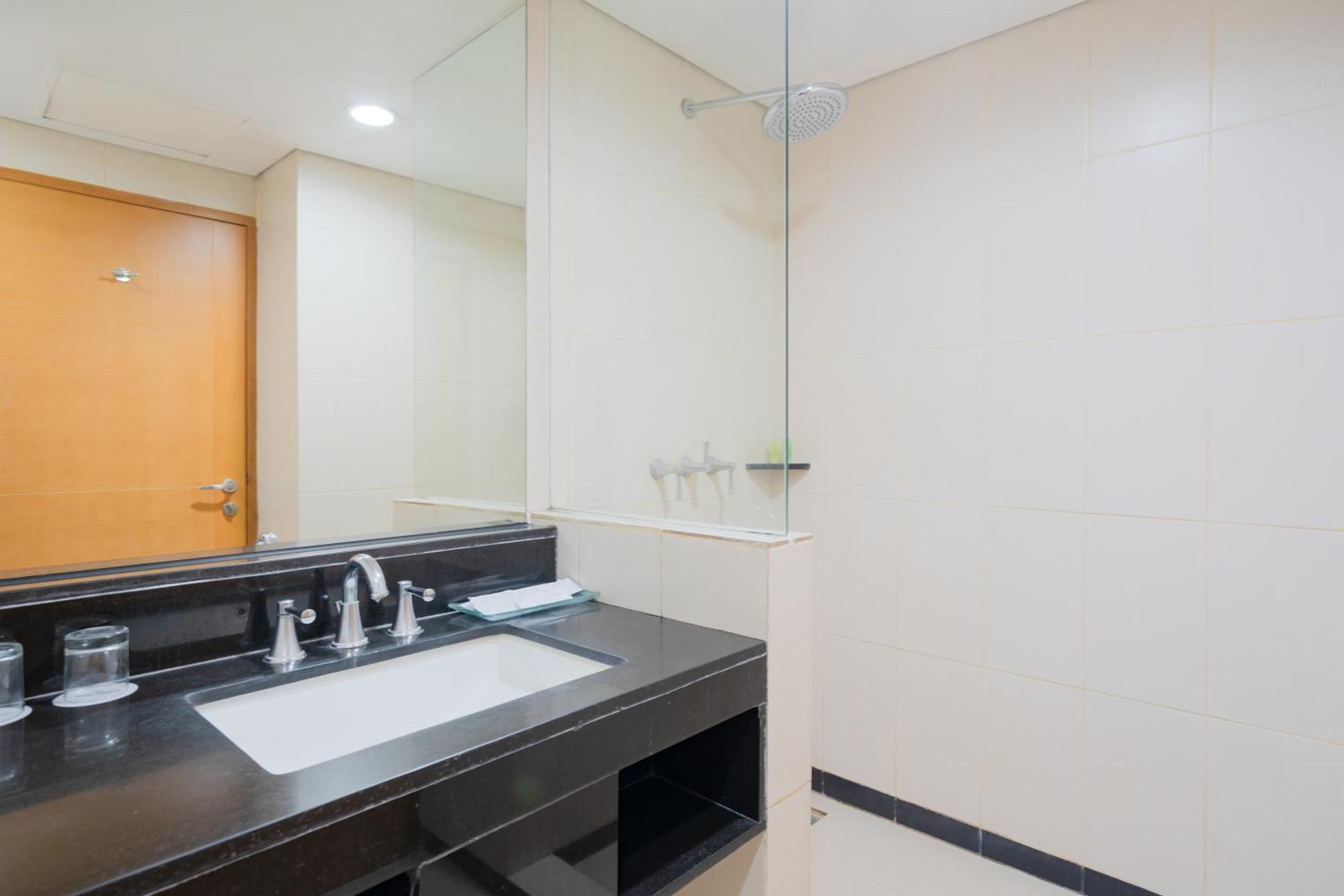The Capital Hotel Surabaya Ngoại thất bức ảnh